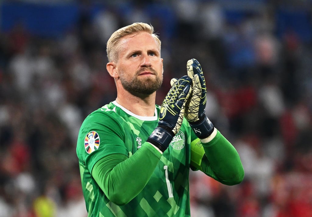 Dänemarks Torhüter Kasper Schmeichel steht immer wieder im Schatten seines Vaters Peter.