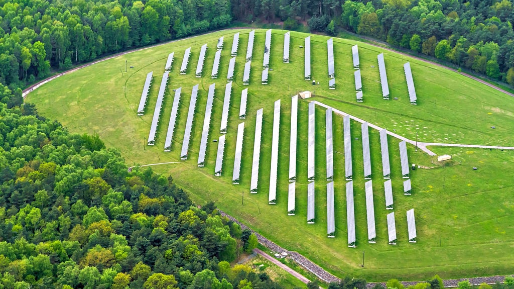 Ein Solarpark auf einer ehemaligen Deponie: Die Module sind jetzt ausgetauscht worden. Die Leistung hat sich damit etwa verdoppelt.