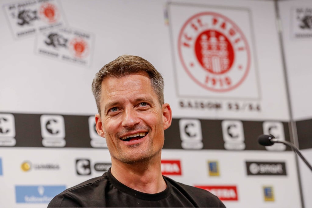 Gute Laune: Alexander Blessin bei seiner Vorstellung am Millerntor.
