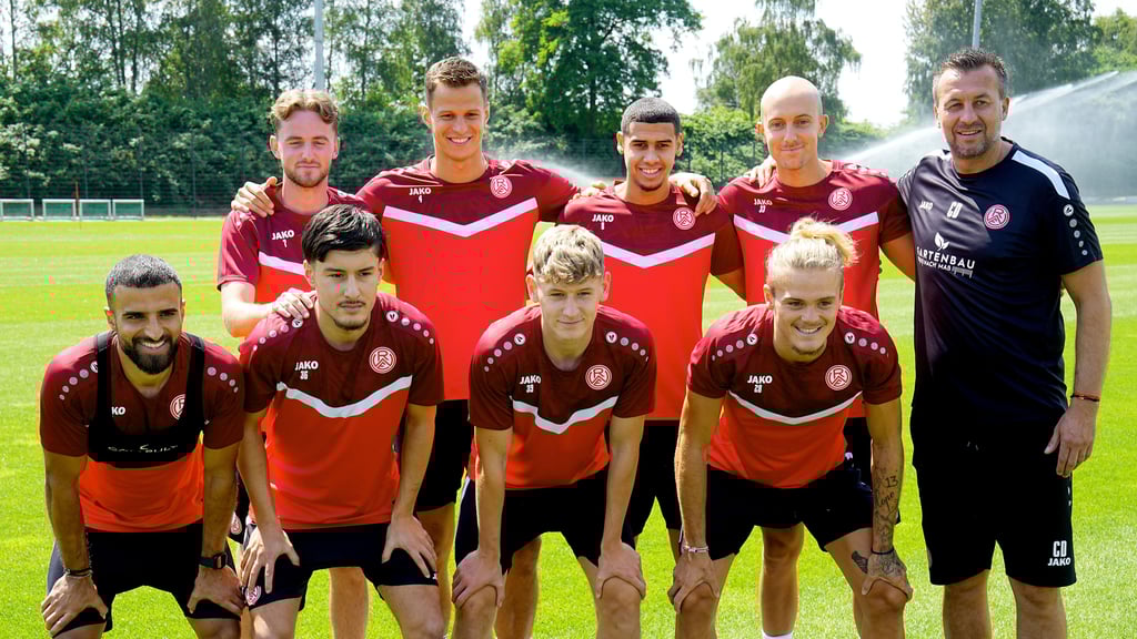 Trainer Christoph Dabrowski (r.) posiert beim Trainingsstart von Rot-Weiss Essen mit seinen Neuzugängen. Auch Ahmet Arslan soll zum Drittligisten kommen, der Coach hat das Interesse bestätigt.