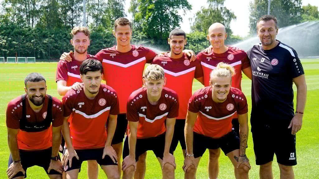 Trainer Christoph Dabrowski (r.) posiert beim Trainingsstart von Rot-Weiss Essen mit seinen Neuzugängen. Auch Ahmet Arslan soll zum Drittligisten kommen, der Coach hat das Interesse bestätigt.
