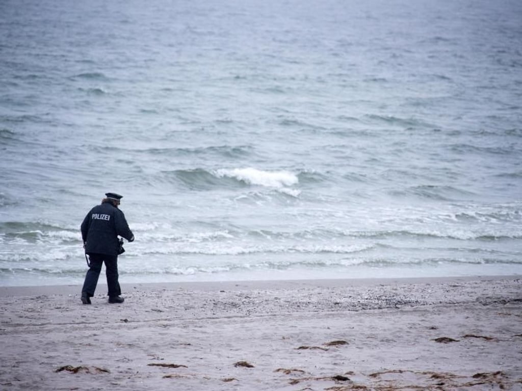 Die Polizei war nach dem Fund des toten Tauchers am Strand im Einsatz.