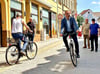 Die Schartauer Straße in Burg  ist auch tagsüber für Radfahrer frei. Bürgermeister Philipp Stark unternimmt symbolisch die erste Tour. 