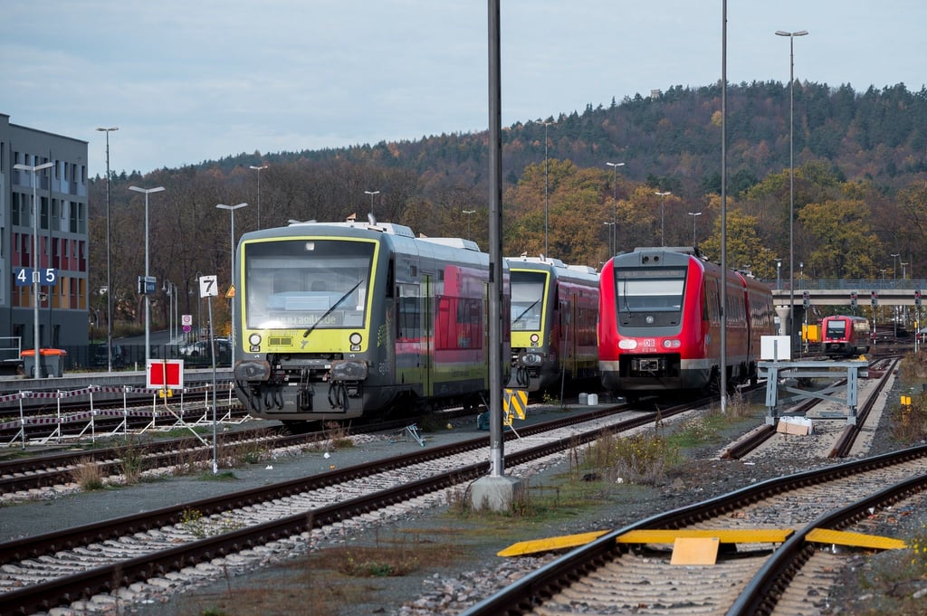 Züge der Agilis und der Deutschen Bahn stehen auf Gleisen der Franken-Sachsen-Magistrale durch Thüringen.