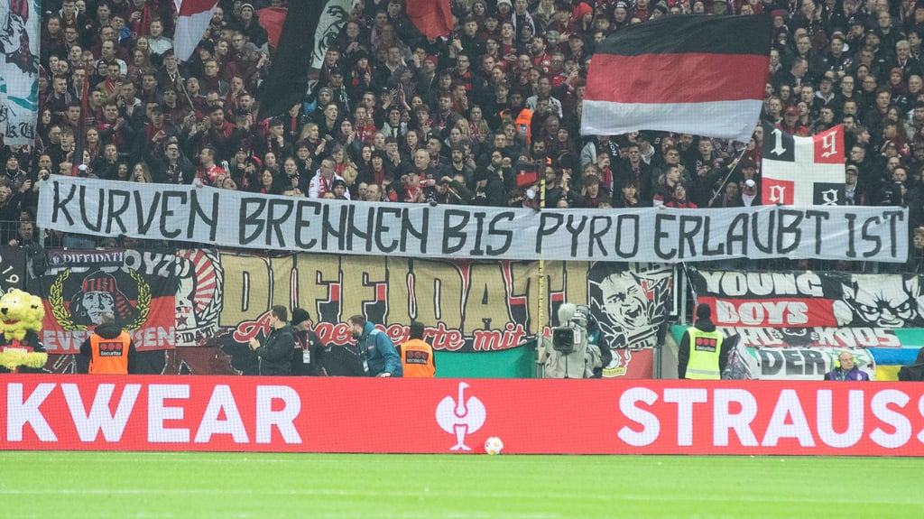 Die aktiven Fanszenen in Deutschland wünschen sich eine Legalisierung von Pyrotechnik in den Stadien, der DFB war dazu bislang aber nicht bereit.