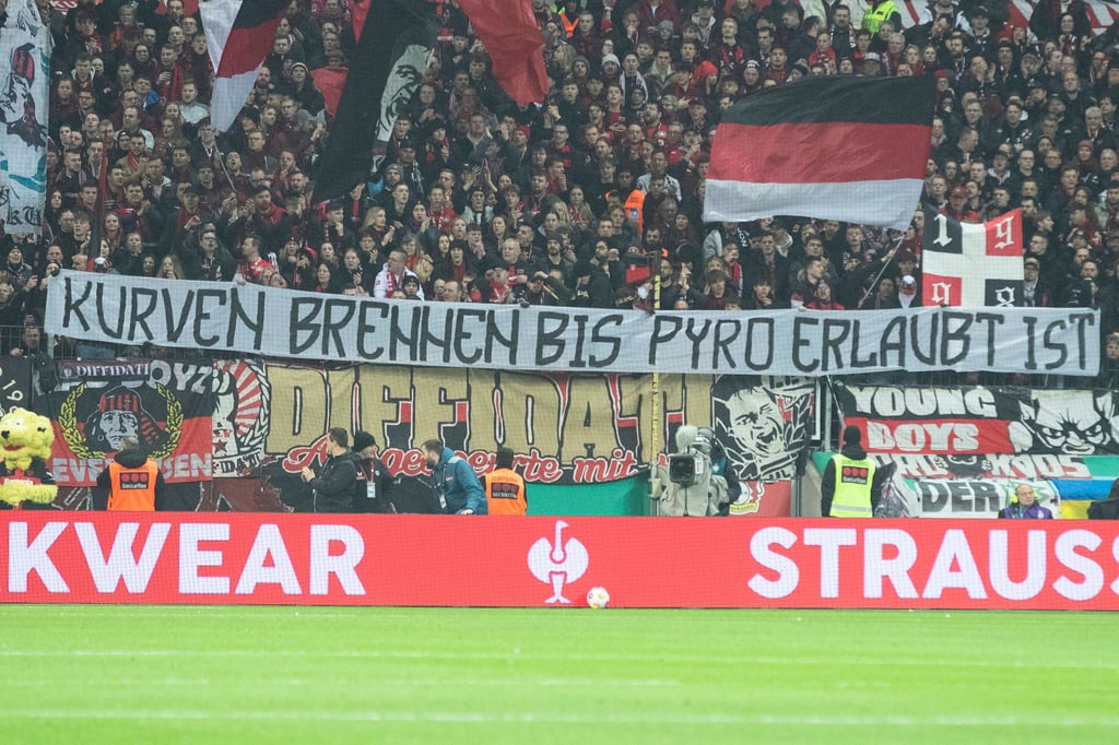 Die aktiven Fanszenen in Deutschland wünschen sich eine Legalisierung von Pyrotechnik in den Stadien, der DFB war dazu bislang aber nicht bereit.