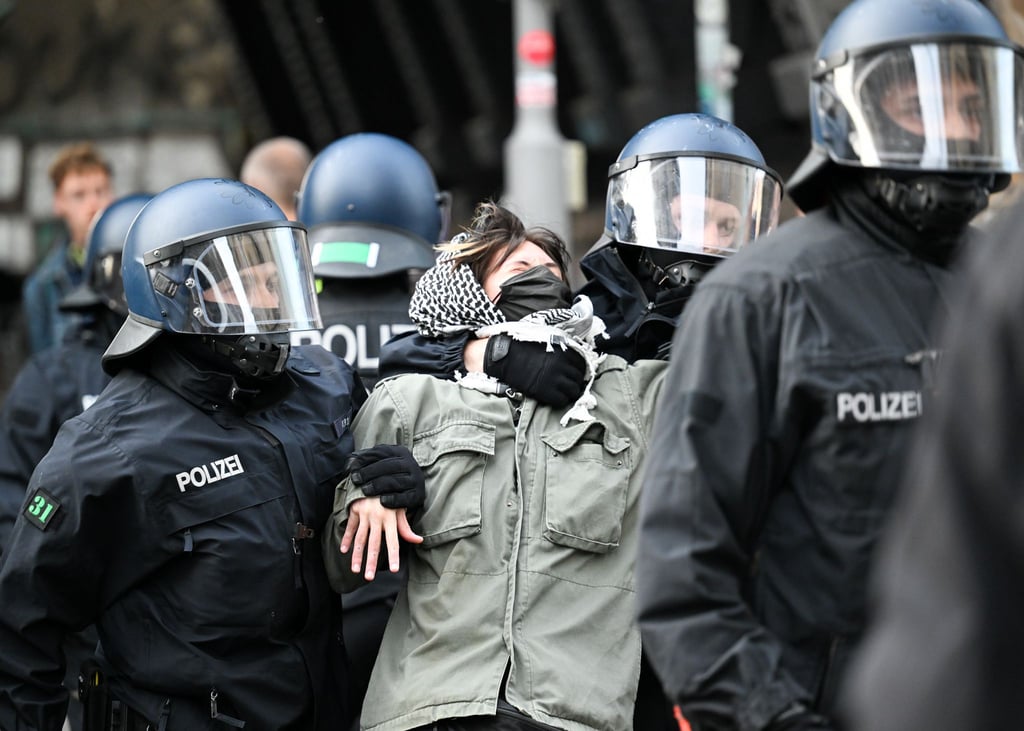 Eine der propalästinensischen Besetzerinnen des Instituts für Sozialwissenschaften der Berliner Humboldt-Universität (HU) wird von zwei Polizisten aus dem Gebäude gebracht.
