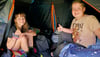 10. Kinderzeltlager in Elster: Valentina Gölke  (l.) und Merle Stumm haben es sich in ihrem Zelt gemütlich gemacht. 