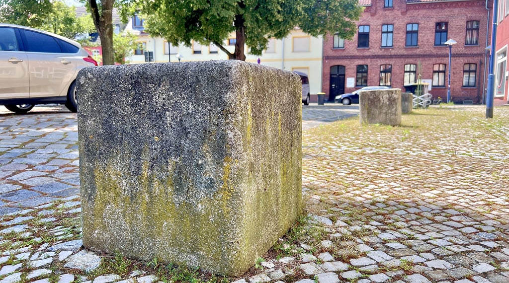 Kein Hingucker: Zehn solcher Betonpoller stehen rund um den Marktplatz in Roßlau. Sie sollen besprüht werden.