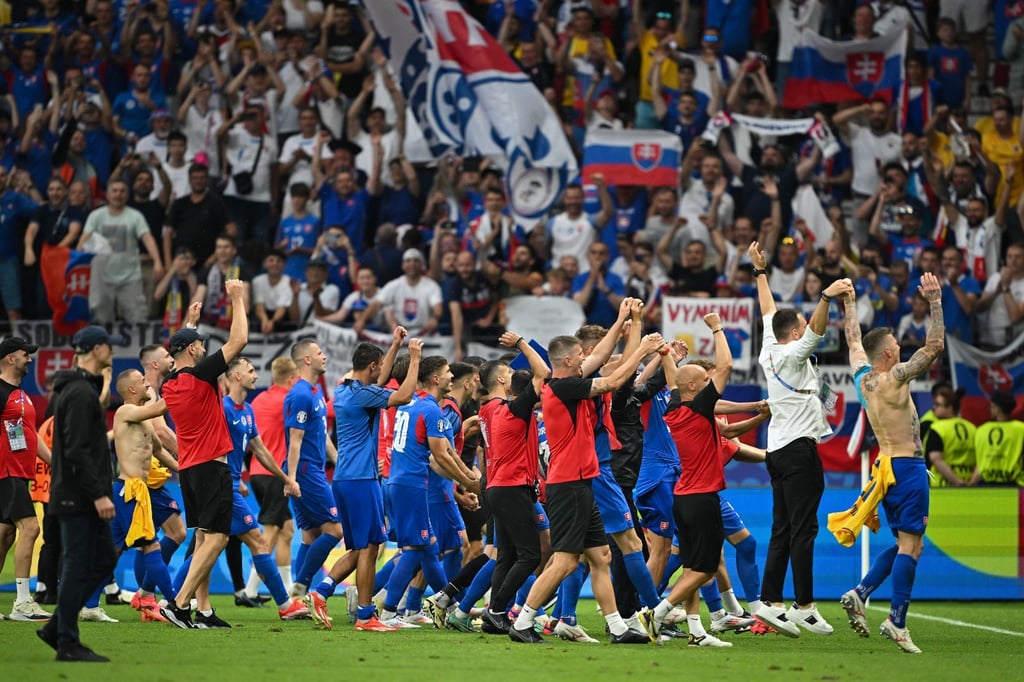 Die Slowaken bejubeln mit ihren Fans den Achtelfinal-Einzug.