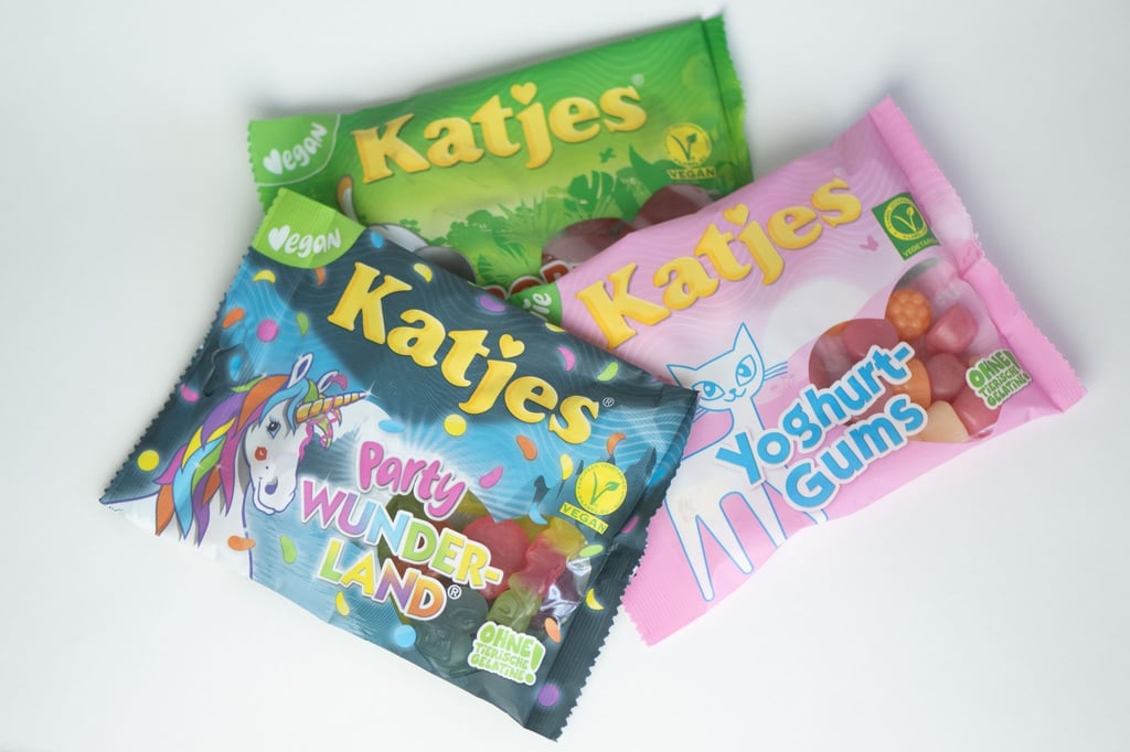 Tüten mit Fruchtgummis der Marke Katjes.