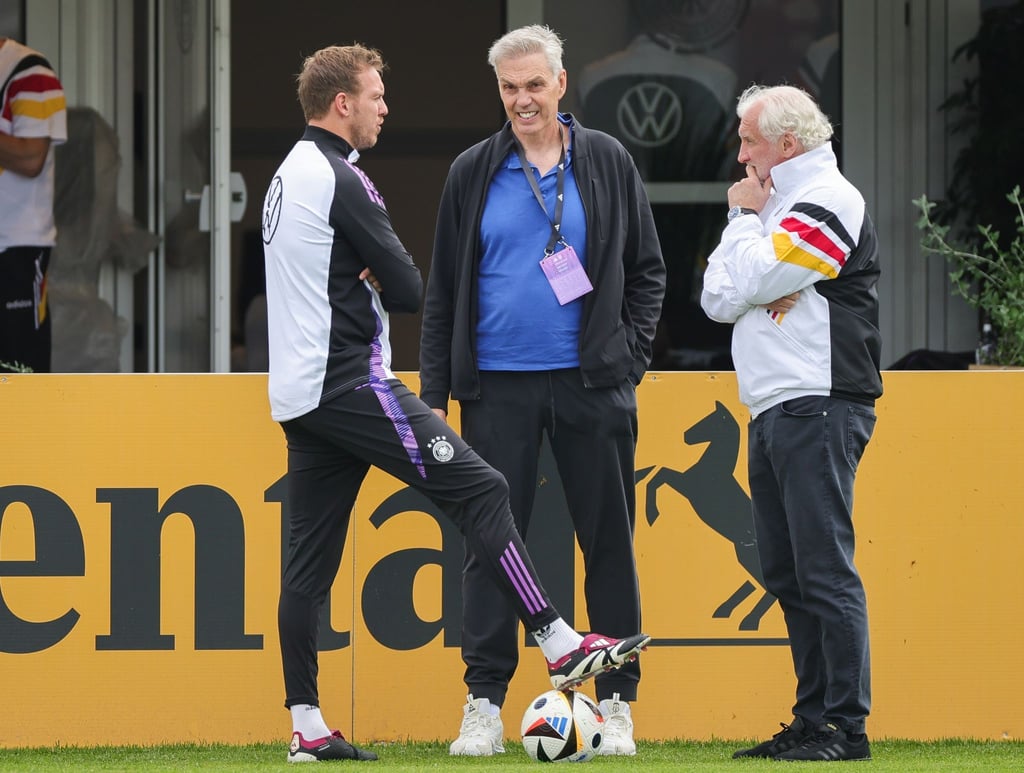 Offener Taktikaustausch: Weltmeister-Trainer der Basketballer, Gordon Herbert (M), und Fußball-Bundestrainer Julian Nagelsmann im Gespräch.