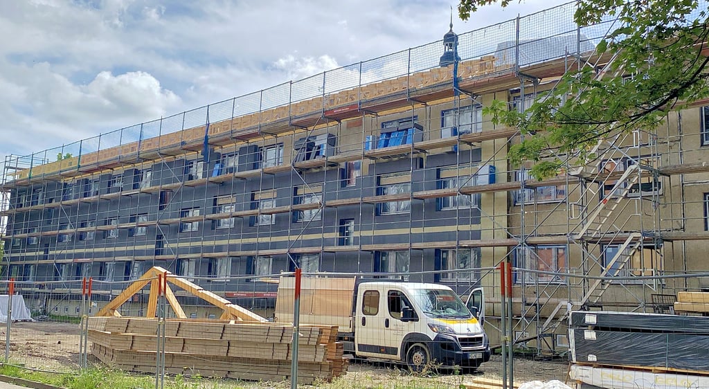 Der Umbau des einst fünfgeschossigen Plattenbaus gegenüber dem Amtsgericht in Halberstadt geht voran.