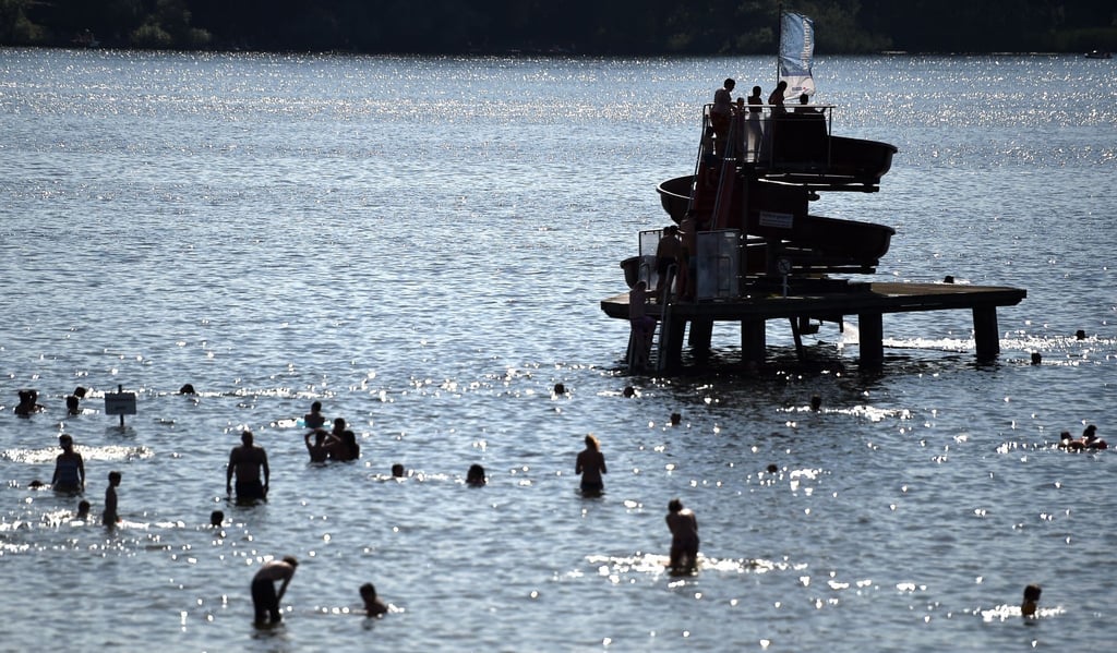 Besucher baden im Strandbad Wannsee in Berlin.