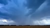 Dunkle Gewitterwolken ziehen über die Landschaft im Osten von Brandenburg.