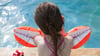 Schwimmhilfen sollen nicht vor dem Ertrinken schützen, sondern genug Auftrieb geben, damit sich das Kind in waagerechter Position im Wasser halten und Schwimmbewegungen üben kann.