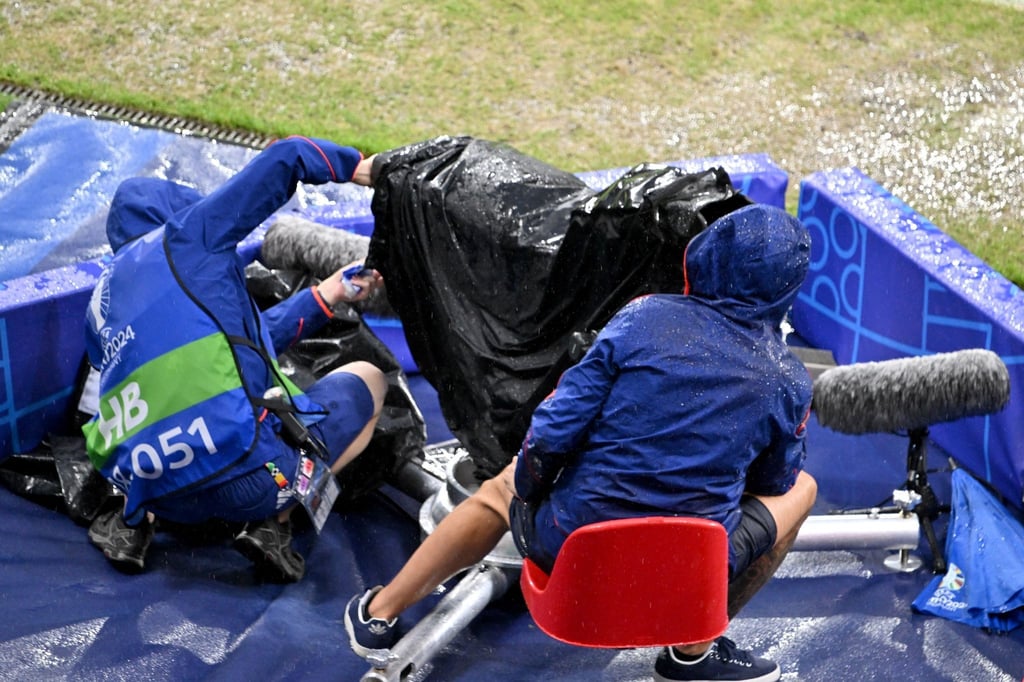 Um die Live-Bilder in Millionen Haushalte zu transportieren, brauchen die Kameras auch man einen Regenschutz.