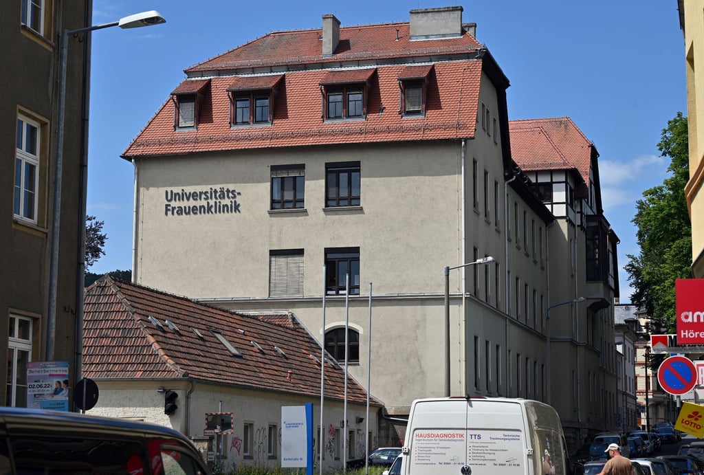 "Universitäts-Frauenklinik" steht an der Fassade der ehemaligen Frauenklinik Jena.