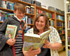 Esther Grosch und Sohn Henrik leihen sich für die großen Sommerferien  Harry Potter-Bücher in der Barbyer Stadtbibliothek aus. Henrik hat extra sein Kostüm anzogen. 
