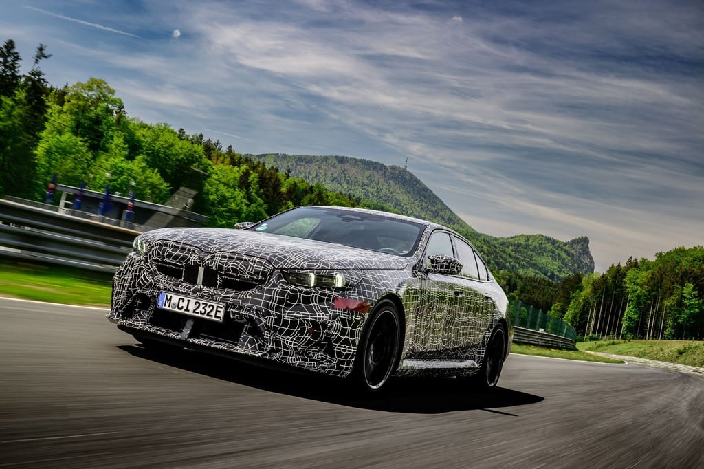 Erstmals bietet BMW in der 5er-Baureihe einen V8-Motor an - und präsentiert den neuen M5, der als Plug-in-Hybrid mit elektrischer Unterstützung und Pufferbatterie ausgestattet ist.