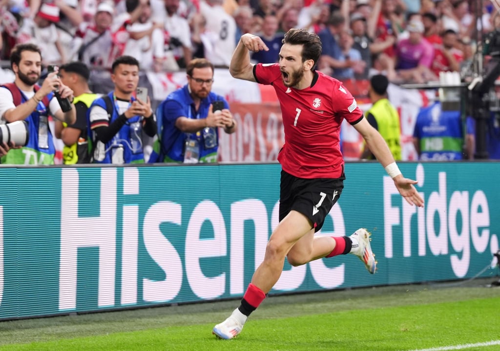Georgiens Chwischa Kwaratschelia jubelt über seinen Treffer zum 1:0.