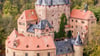 Im herbstlich gefärbten Tal der Zschopau thront die Burg Kriebstein.