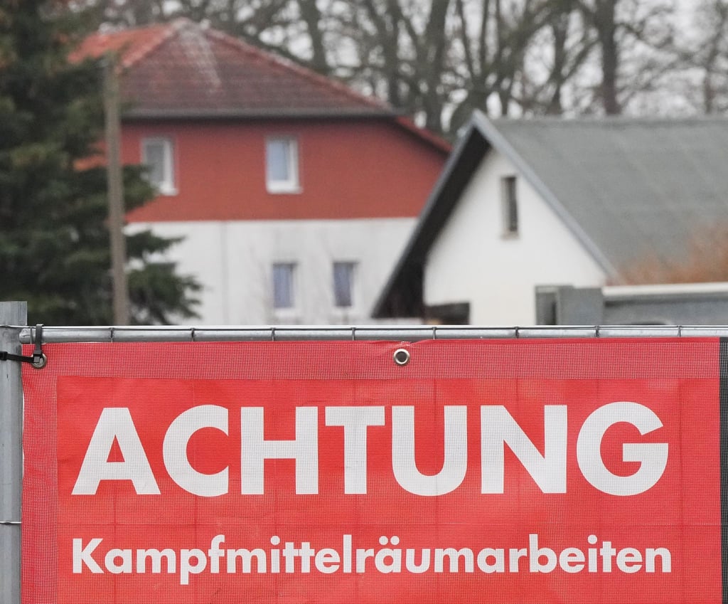 Ein Schild „Achtung Kampfmittelräumarbeiten“, das häufig bei Absperrungen um einen Bombenfund zu sehen ist.
