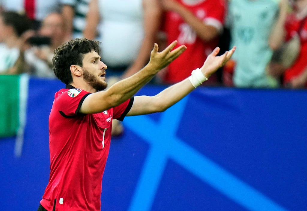 Georgiens Chwischa Kwaratschelia bejubelt das überraschende 1:0 gegen Portugal.