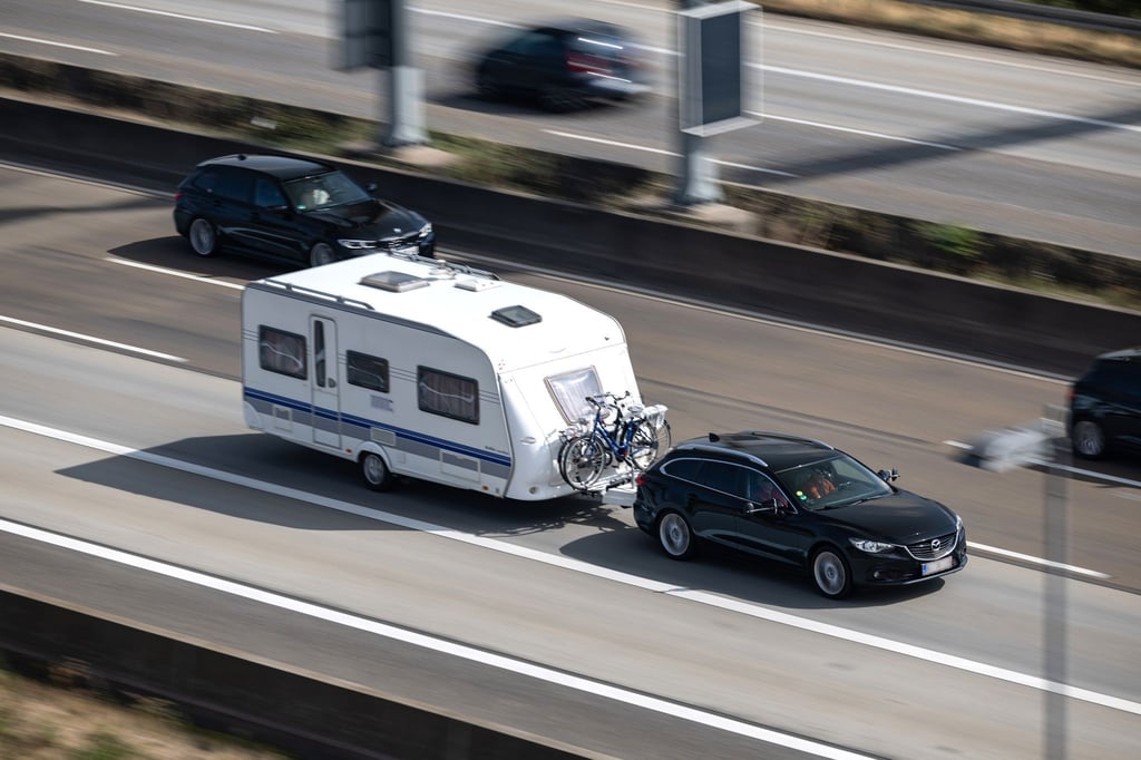 Sicher unterwegs mit Anhänger: Richtige Beladung und Fahrweise sind entscheidend.