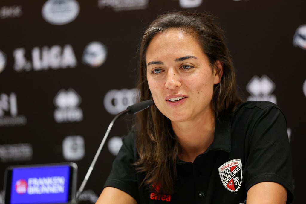 Sabrina Wittmann, Cheftrainerin des FC Ingolstadt, kann gut mit dem Hype um ihre Person umgehen.