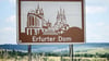 Eine „Touristische Unterrichtungstafel“ mit der Aufschrift Erfurter Dom steht an der Autobahn A4.