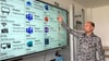 Berufsschullehrer Martin Blanke zeigt an einer digitalen Tafel die Module, unter denen die Lehrer beim jüngsten digitalen Fortbildungstag auswählen konnten.