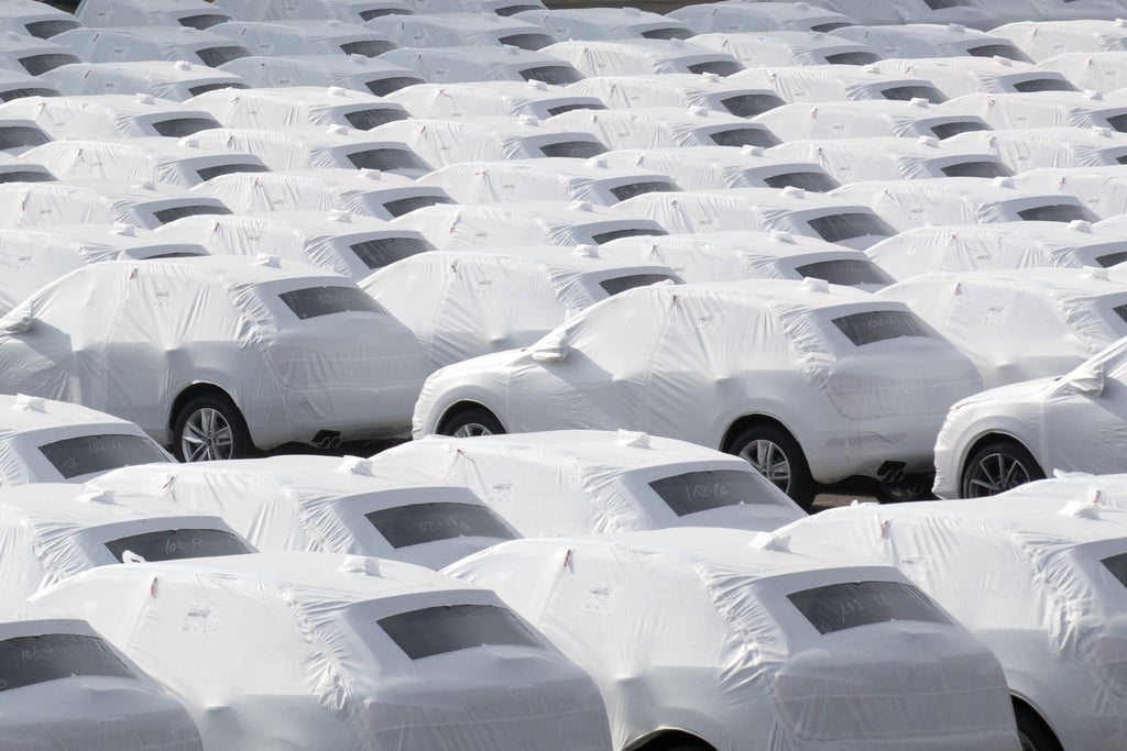 Audi-Fahrzeuge des Volkswagen Konzerns stehen im Hafen von Emden zur Verschiffung bereit.