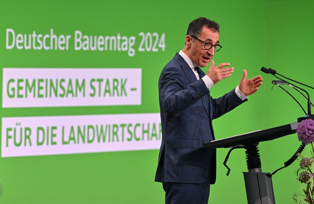 Bundeslandwirtschaftsminister Cem Özdemir beim Deutschen Bauerntag in Cottbus. Im Fokus stehen die angespannte Lage der Landwirtschaft und Rufe nach weiteren Entlastungen.
