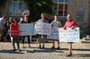 Mit Schildern taten diese Demonstrationsteilnehmer, darunter Stadträtin Anett Keil (Grüne/2. v. l.), ihren Unmut kund. Insgesamt hatten sich rund 50 Menschen auf dem Lützener Marktplatz versammelt, um gegen das geplante Interkommunale Industrie- und Gewerbegebiet  zu protestieren. 