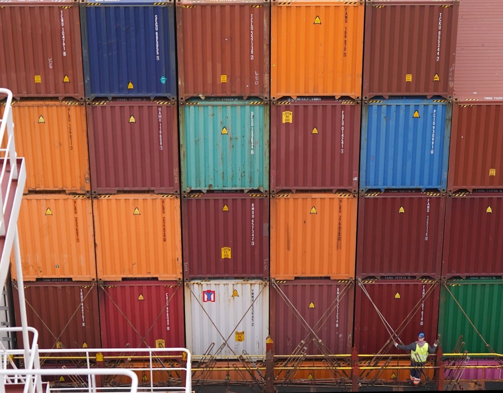 Ein Lascher sichert die Container auf einem Containerschiff am Container Terminal Altenwerder (CTA) im Hamburger Hafen.