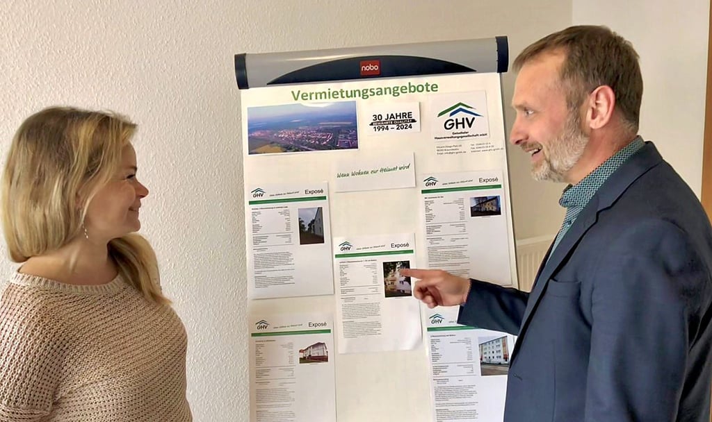 Rico Wolter (rechts), der Geschäftsführer der Geiseltaler Hausverwaltungs GmbH mit Sitz in Braunsbedra, bespricht mit einer Mitarbeiterin aktuelle Vermietungsangebote.