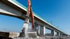 Die B 91 wird wegen Arbeiten an der ICE-Brücke zwischen Halle-Ammendorf und Schkopau vom 28. bis 30. Juni und erneut vom 12. bis 14. Juli gesperrt. Umleitungen sind ausgeschildert.