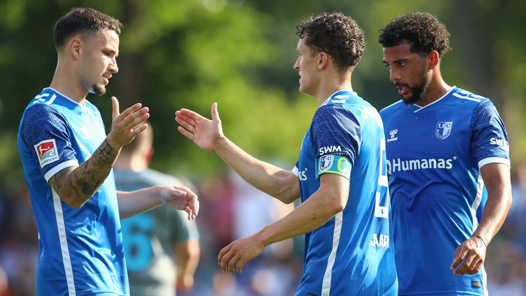 Falko Michel (l.) glänzte als Spielmacher, Vorbereiter und Torschütze beim ersten Testspiel des 1. FC Madeburg in Loburg.