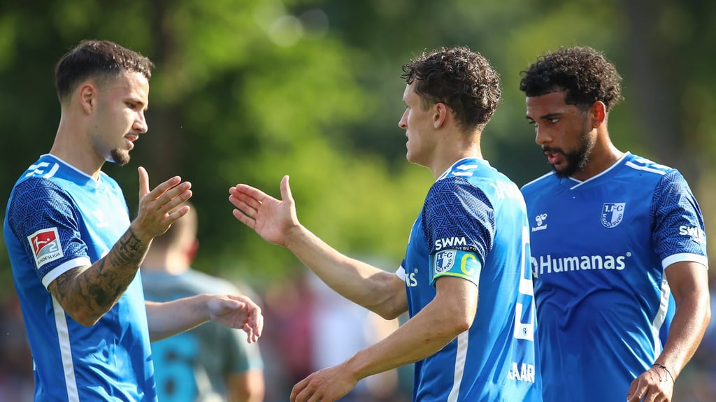 Falko Michel (l.) glänzte als Spielmacher, Vorbereiter und Torschütze beim ersten Testspiel des 1. FC Madeburg in Loburg.