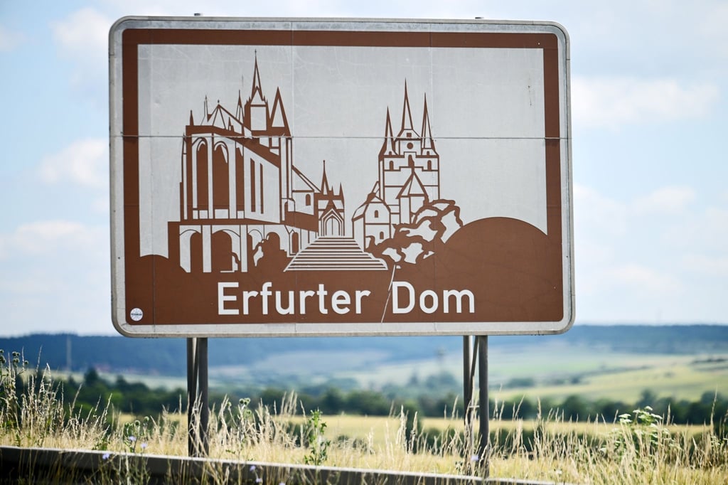 Eine „Touristische Unterrichtungstafel“ mit der Aufschrift Erfurter Dom steht an der Autobahn A4.