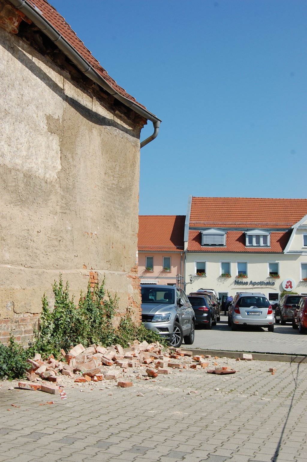 Herausgebrochene Steine aus einem Haus in der Herrenstraße haben in Hohenmölsen ein Auto beschädigt.