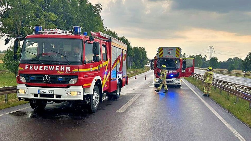 Kurzzeitig war wegen der Beseitigung der Sturmschäden die B189 auf beiden Seiten kurz nacheinander gesperrt.