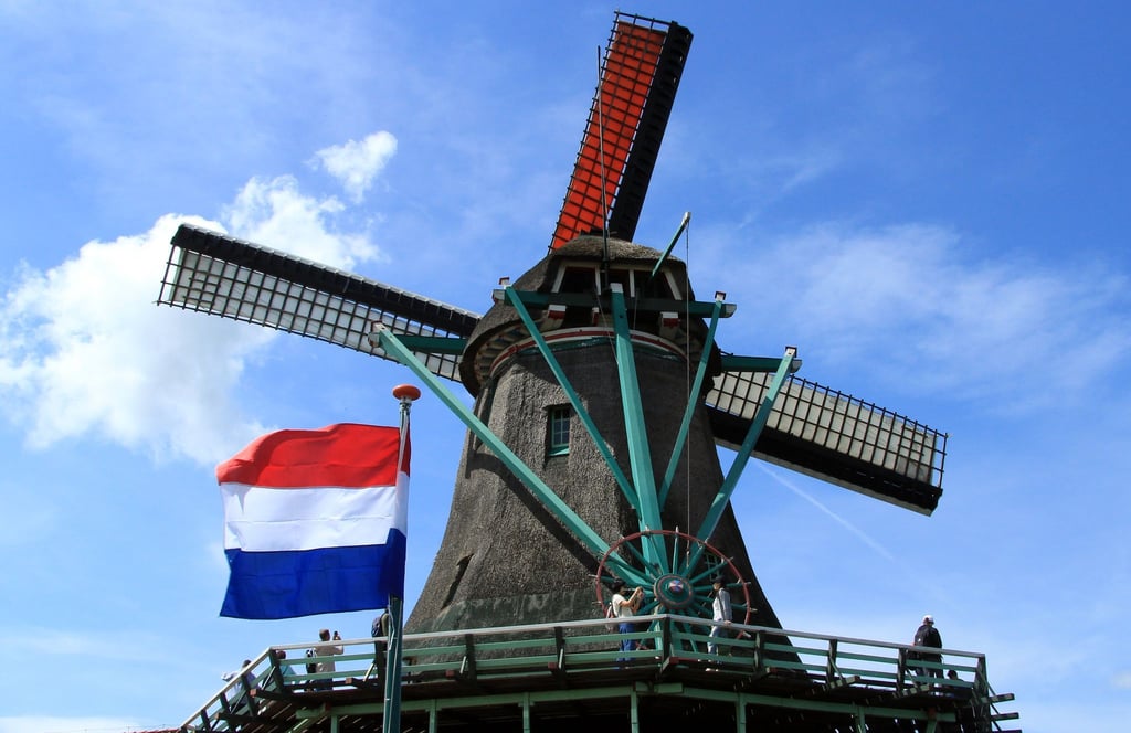 Die Windkraftwerke von Zaandam: Besucher stehen auf der Galerie einer der Windmühlen.