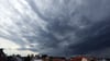 Dunkle Wolken ziehen über Erfurt. Der Deutsche Wetterdienst (DWD) sagt für Sachsen, Sachsen-Anhalt und Thüringen ab dem späten Dienstagnachmittag Unwetter und kräftige Gewitter voraus.