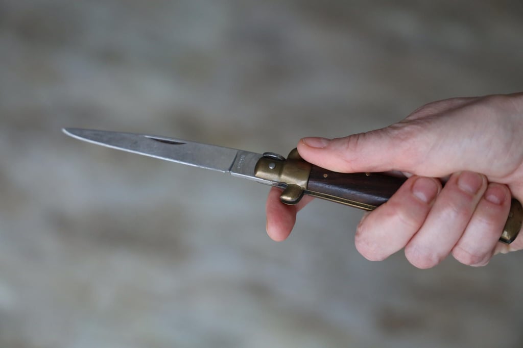 Mit einem Messer kam der Räuber in das Gechäft.