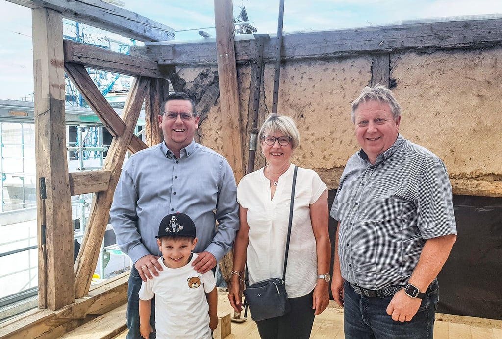 Thomas Haberkorn (l.) gehört das Haus; Sabine und Uwe Haberkorn kümmern sich ums Baugeschehen.