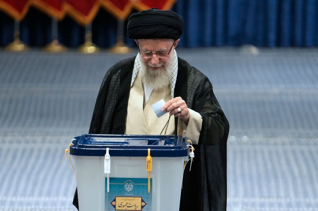 Irans Religionsführer Ajatollah Ali Chamenei gibt bei der Eröffnung der Präsidentenwahl seinen Stimmzettel ab.