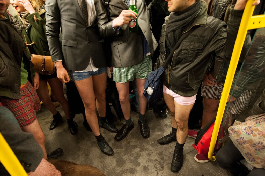 Männer in Unterhosen stehen in einer U-Bahn. Sie nahmen mit gut 200 anderen Menschen am „No pants subway ride“ teil.