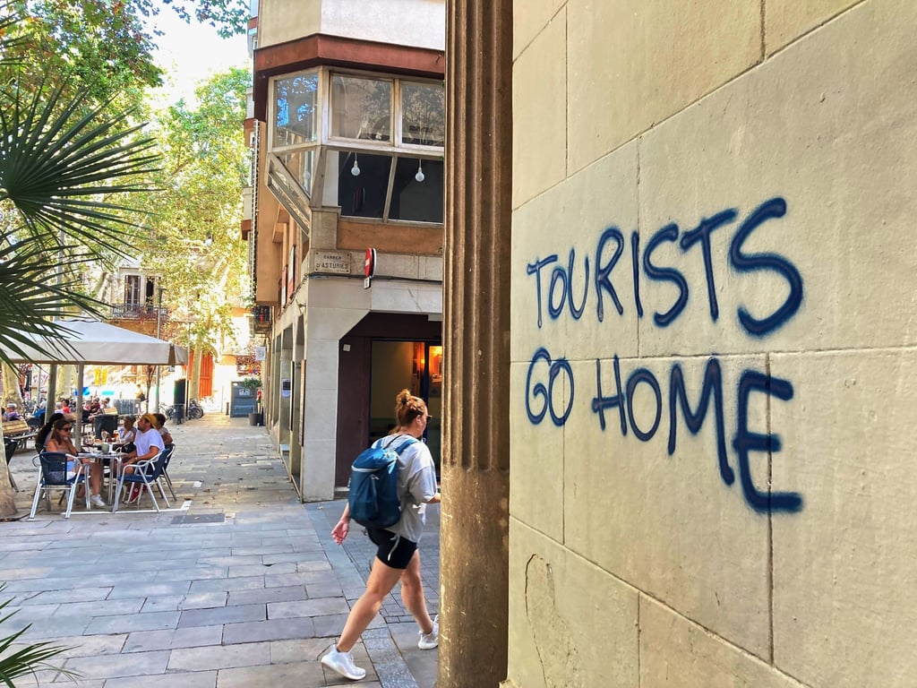 „Tourists Go Home“: Die Botschaft an einer Wand im Künstlerviertel Vila de Gràcia in Barcelona ist eindeutig.